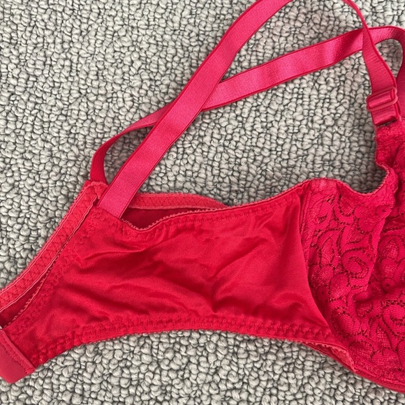 Vintage underwire bra. 34C. Adjustable straps. Elastic is stretchy. Red lace. - Picture 10 of 10